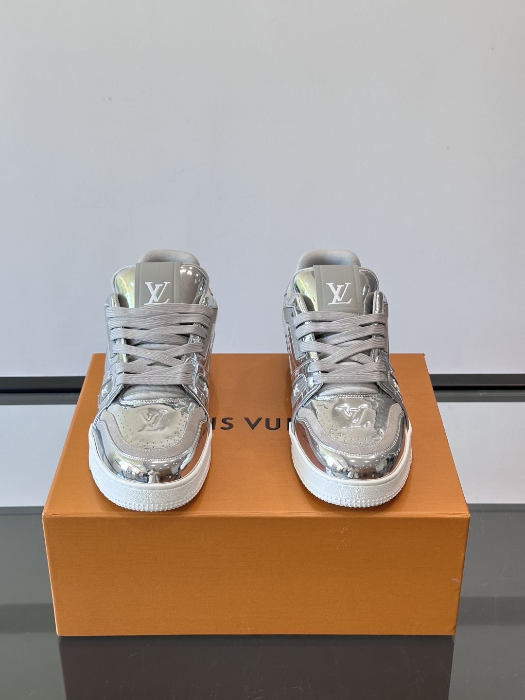 LV Trainer情侣款👫金属运动鞋，液态镜面材质，未来感满满！鞋面有经典Monogram压纹，细节精