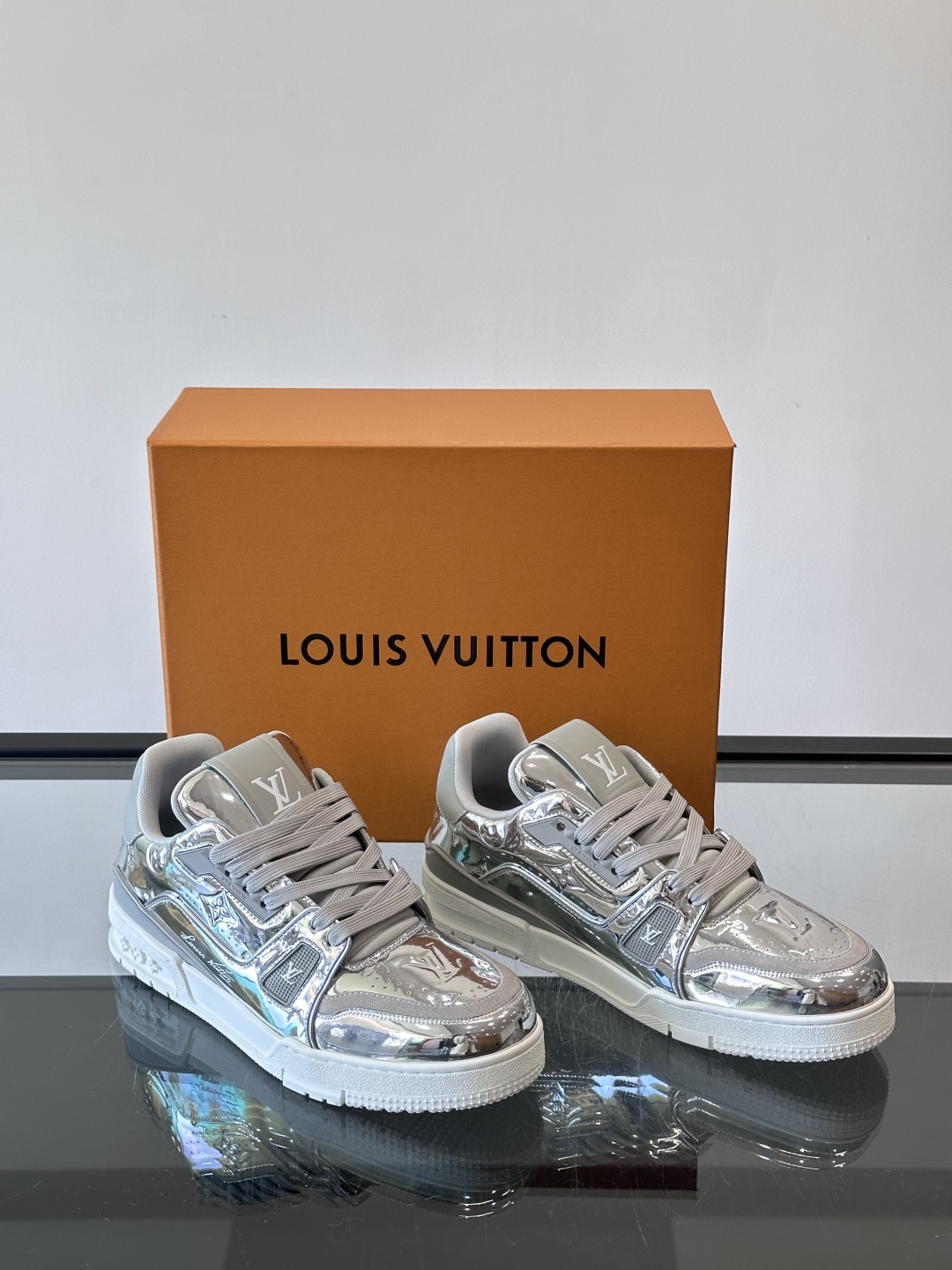 LV Trainer情侣款👫金属运动鞋，液态镜面材质，未来感满满！鞋面有经典Monogram压纹，细节精