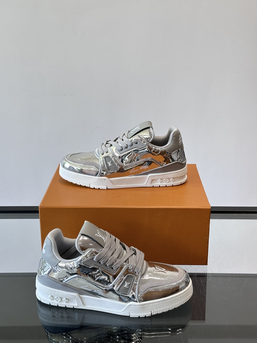 LV Trainer情侣款👫金属运动鞋，液态镜面材质，未来感满满！鞋面有经典Monogram压纹，细节精