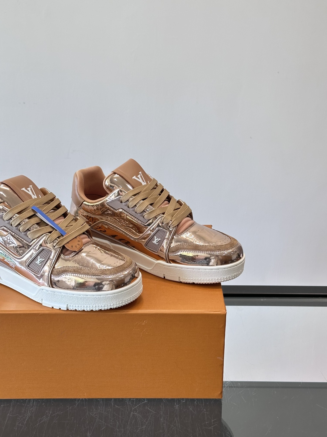 LV Trainer情侣款👫金属运动鞋，液态镜面材质，未来感满满！鞋面有经典Monogram压纹，细节精