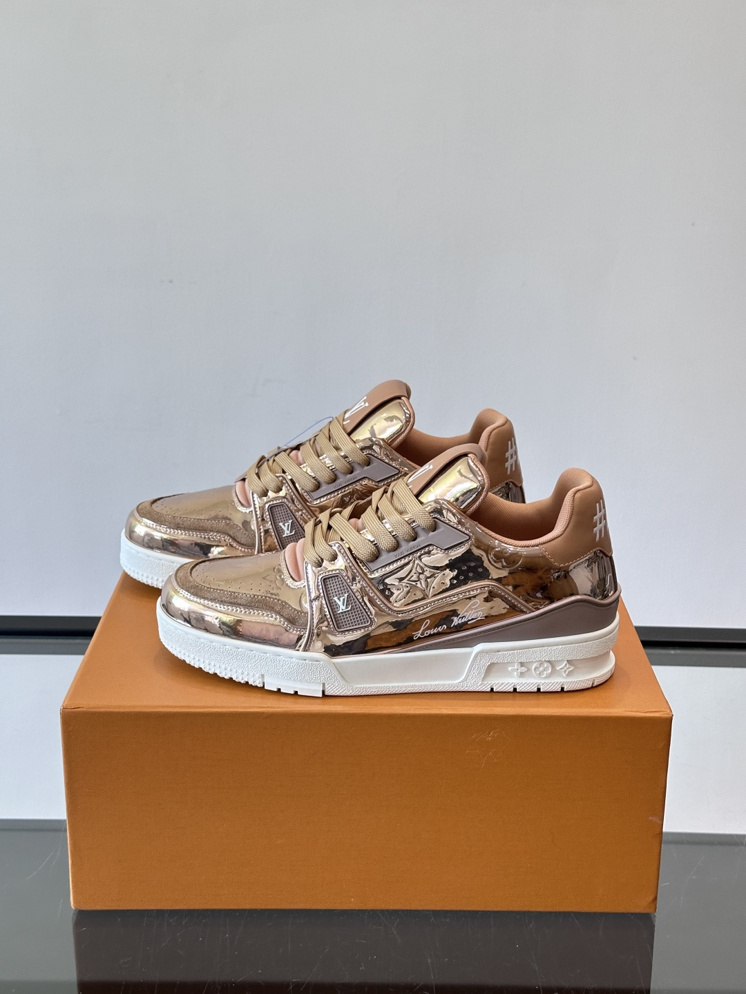 LV Trainer情侣款👫金属运动鞋，液态镜面材质，未来感满满！鞋面有经典Monogram压纹，细节精