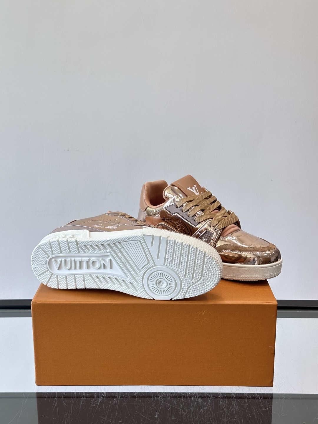 LV Trainer情侣款👫金属运动鞋，液态镜面材质，未来感满满！鞋面有经典Monogram压纹，细节精