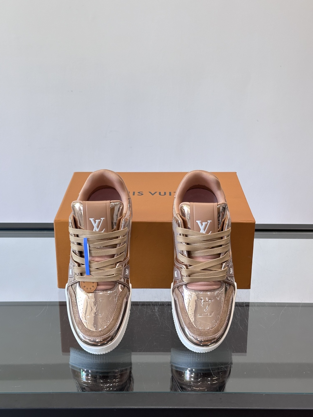 LV Trainer情侣款👫金属运动鞋，液态镜面材质，未来感满满！鞋面有经典Monogram压纹，细节精