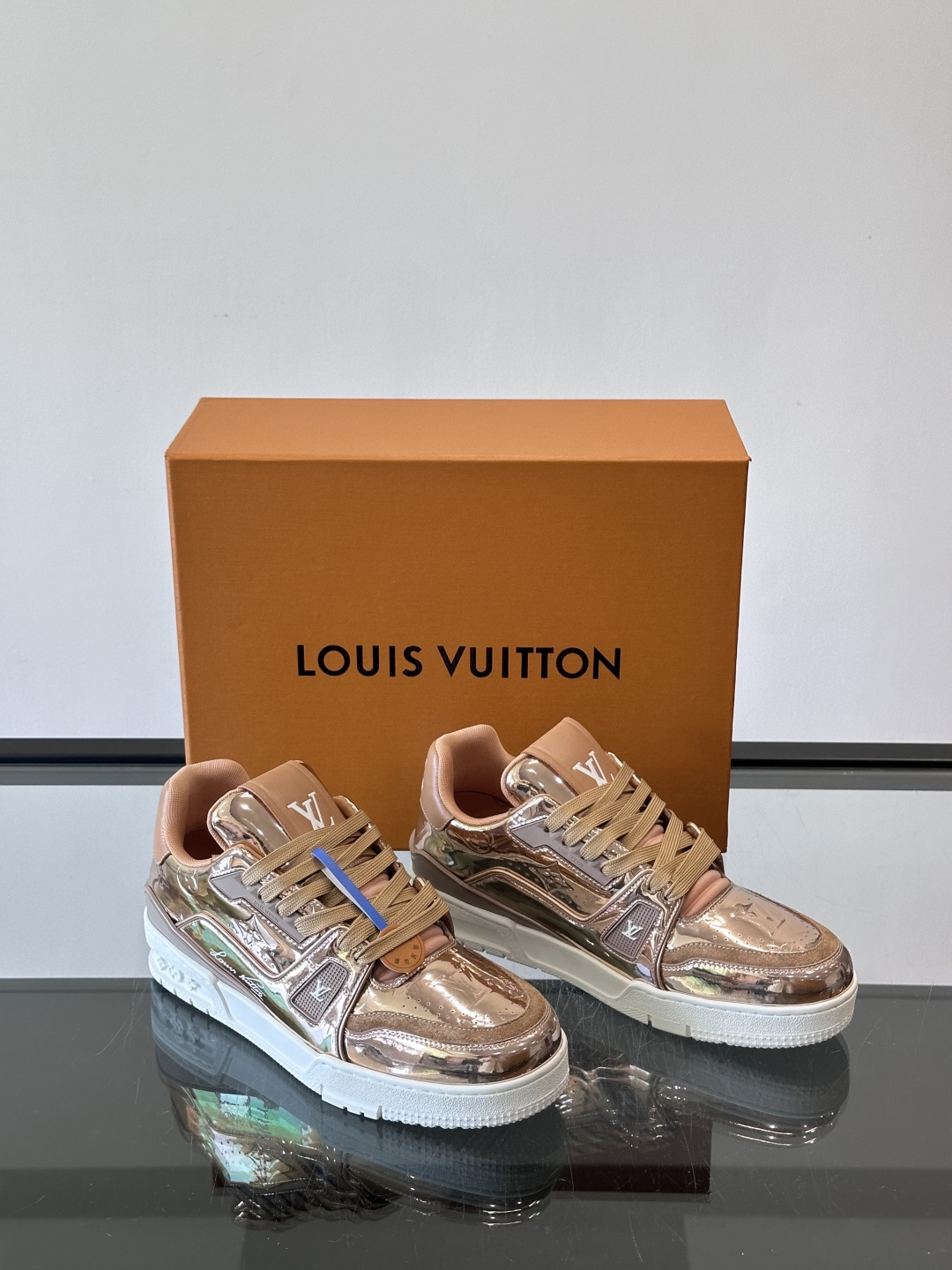 LV Trainer情侣款👫金属运动鞋，液态镜面材质，未来感满满！鞋面有经典Monogram压纹，细节精