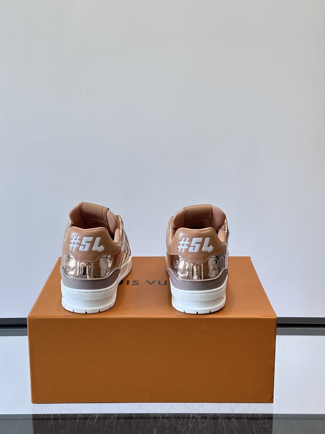 LV Trainer情侣款👫金属运动鞋，液态镜面材质，未来感满满！鞋面有经典Monogram压纹，细节精