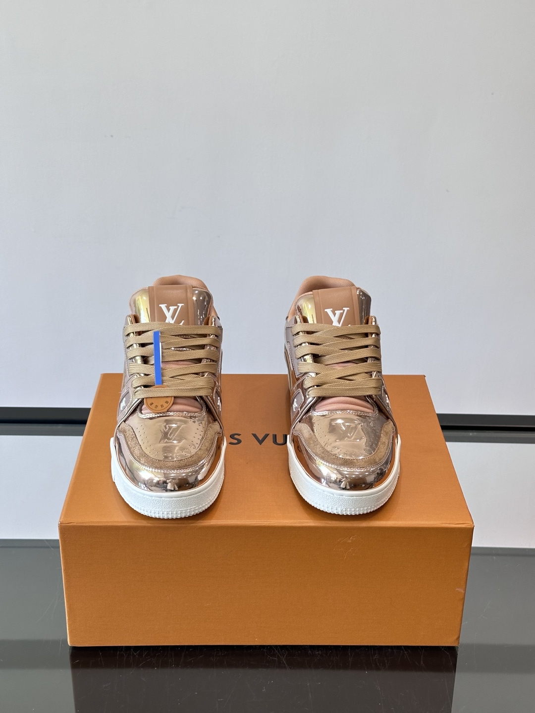 LV Trainer情侣款👫金属运动鞋，液态镜面材质，未来感满满！鞋面有经典Monogram压纹，细节精