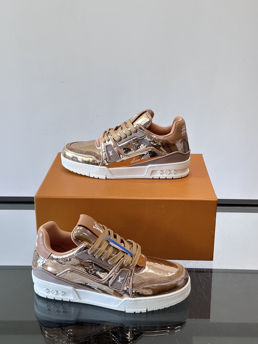 LV Trainer情侣款👫金属运动鞋，液态镜面材质，未来感满满！鞋面有经典Monogram压纹，细节精