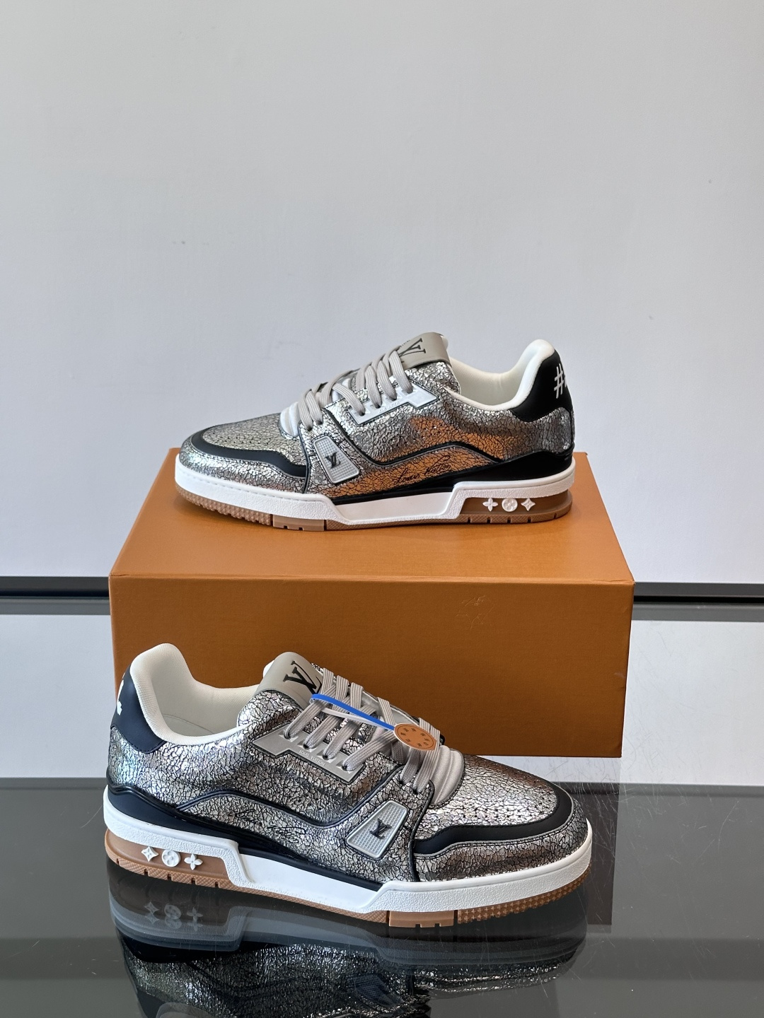 LV Trainer情侣款👫金属银运动鞋，液态镜面银材质，未来感满满！鞋面有经典Monogram压纹，细