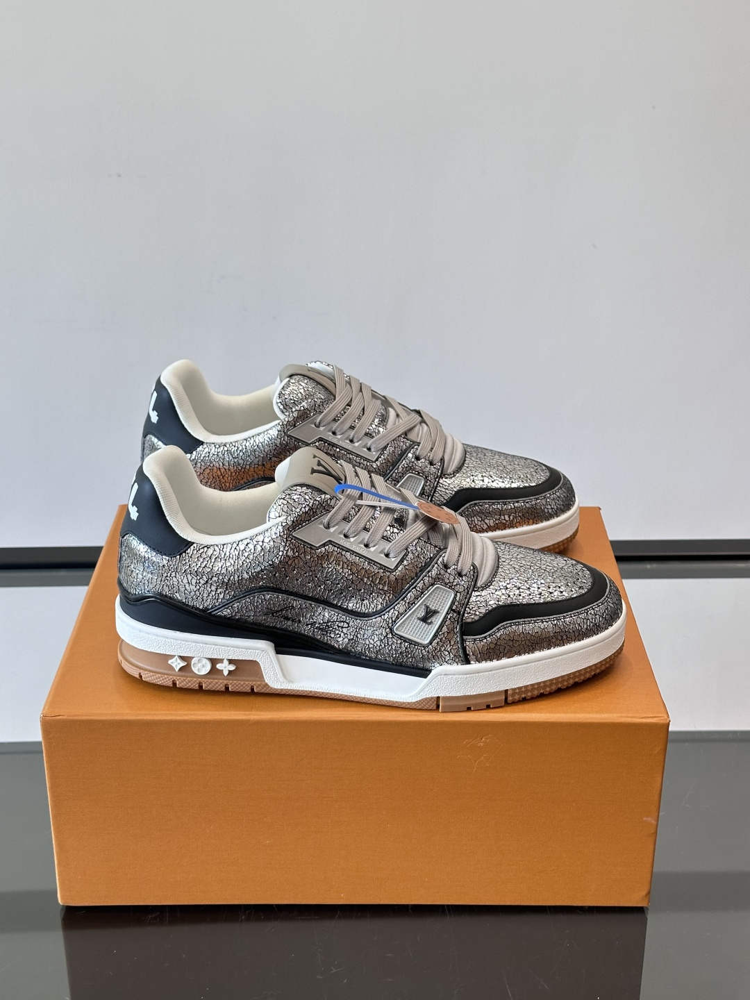 LV Trainer情侣款👫金属银运动鞋，液态镜面银材质，未来感满满！鞋面有经典Monogram压纹，细