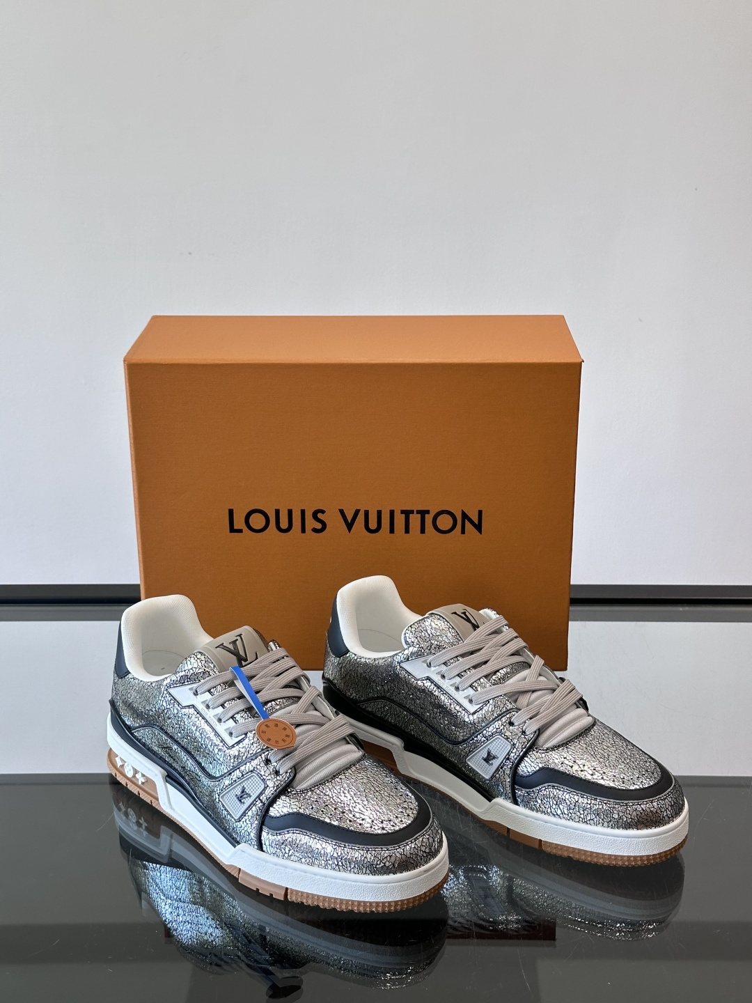 LV Trainer情侣款👫金属银运动鞋，液态镜面银材质，未来感满满！鞋面有经典Monogram压纹，细