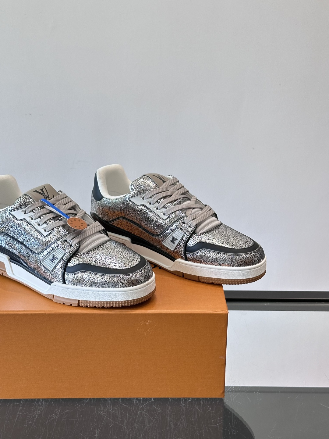 LV Trainer情侣款👫金属银运动鞋，液态镜面银材质，未来感满满！鞋面有经典Monogram压纹，细