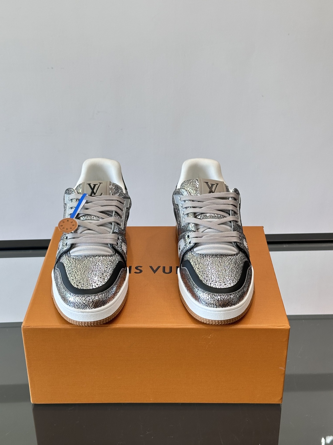 LV Trainer情侣款👫金属银运动鞋，液态镜面银材质，未来感满满！鞋面有经典Monogram压纹，细