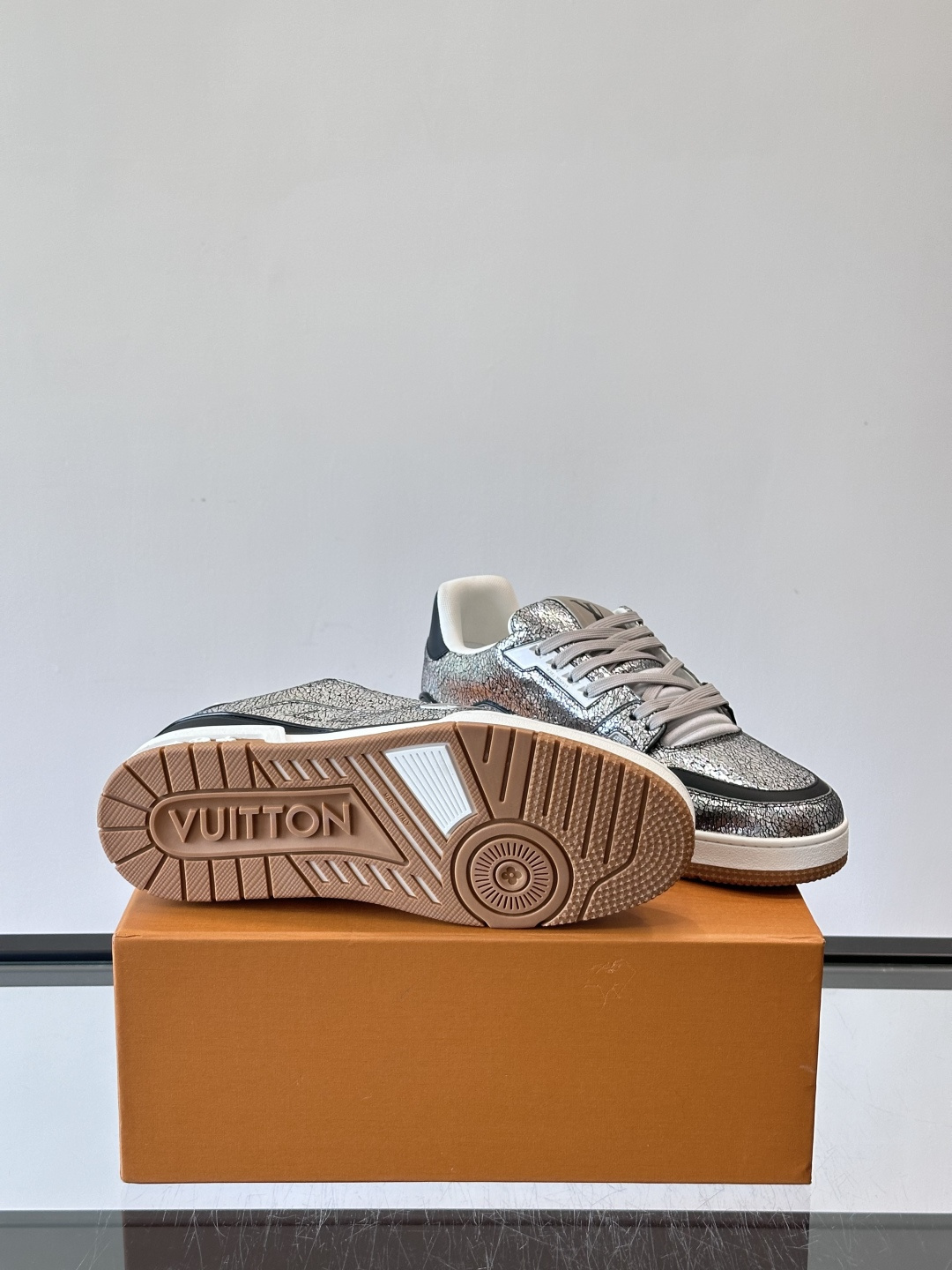 LV Trainer情侣款👫金属银运动鞋，液态镜面银材质，未来感满满！鞋面有经典Monogram压纹，细