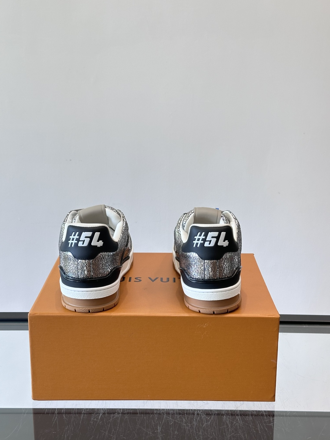 LV Trainer情侣款👫金属银运动鞋，液态镜面银材质，未来感满满！鞋面有经典Monogram压纹，细