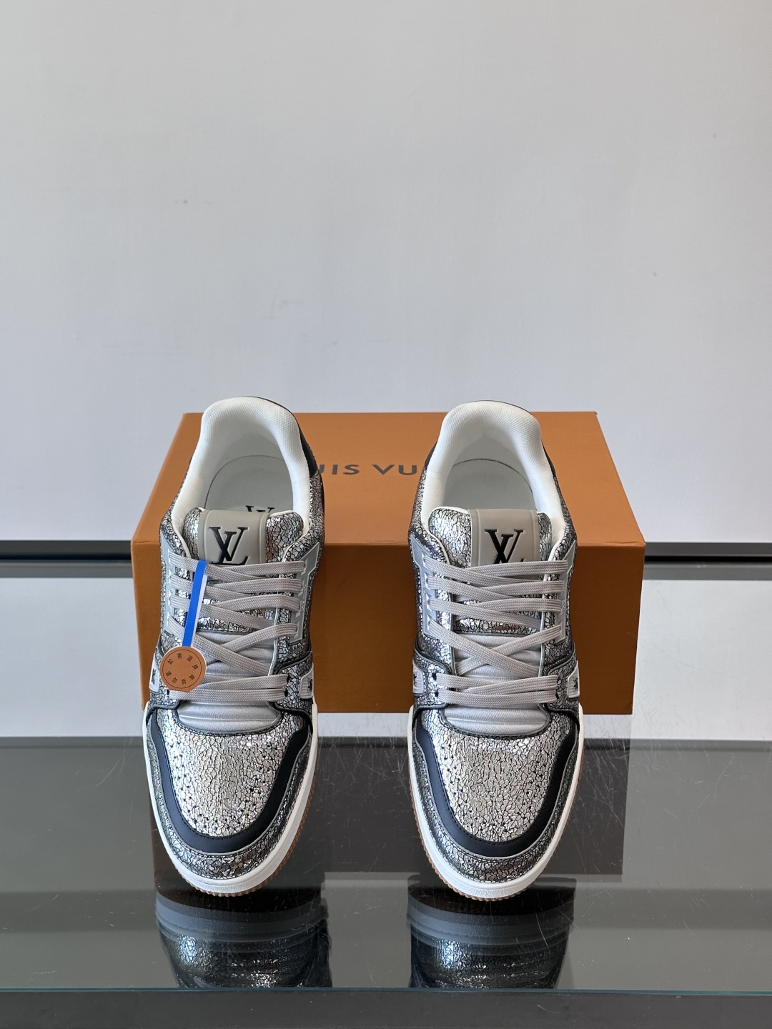 LV Trainer情侣款👫金属银运动鞋，液态镜面银材质，未来感满满！鞋面有经典Monogram压纹，细