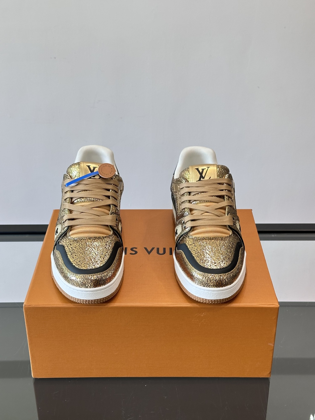 LV Trainer情侣款👫金属银运动鞋，液态镜面银材质，未来感满满！鞋面有经典Monogram压纹，细