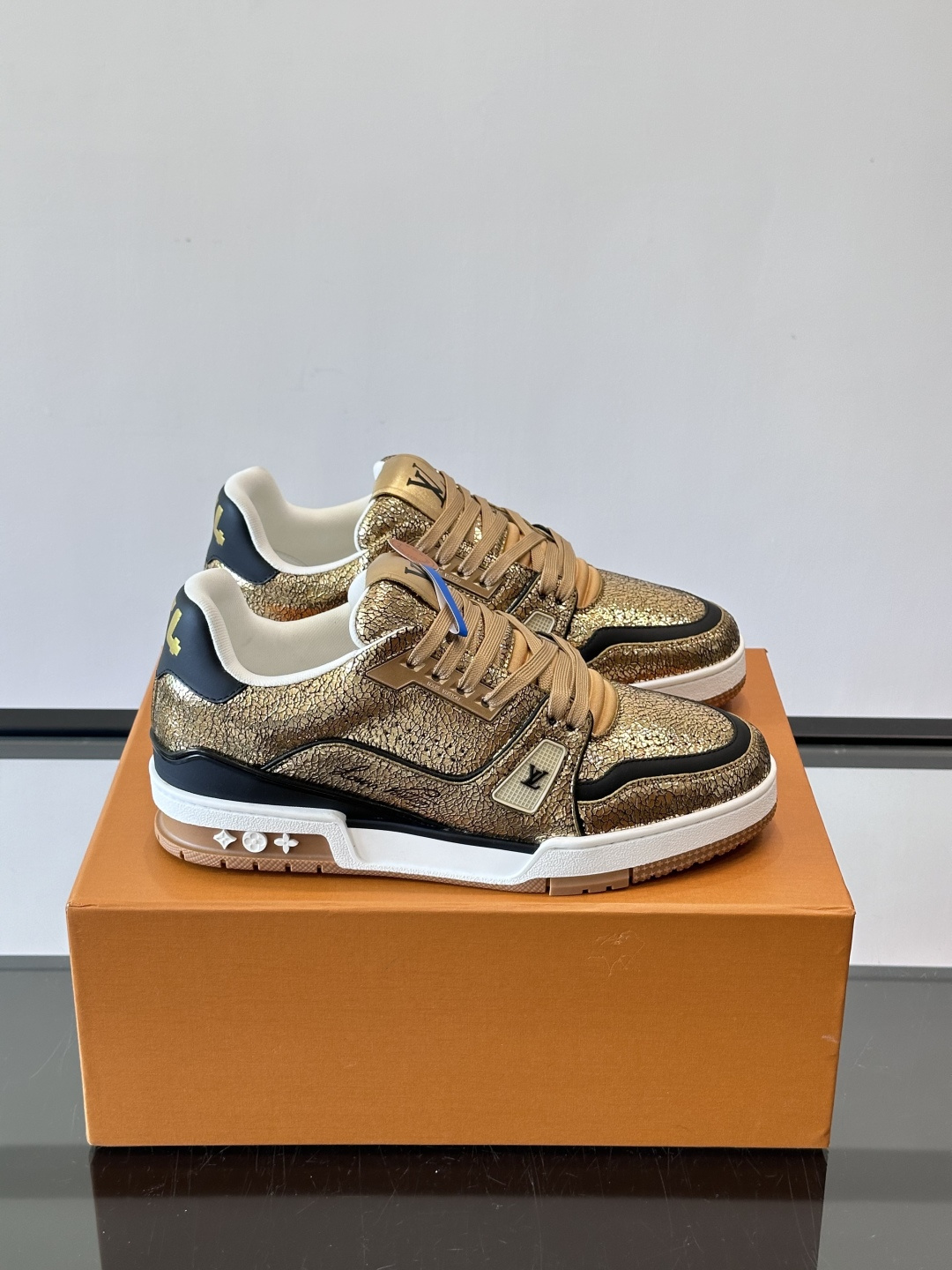 LV Trainer情侣款👫金属银运动鞋，液态镜面银材质，未来感满满！鞋面有经典Monogram压纹，细