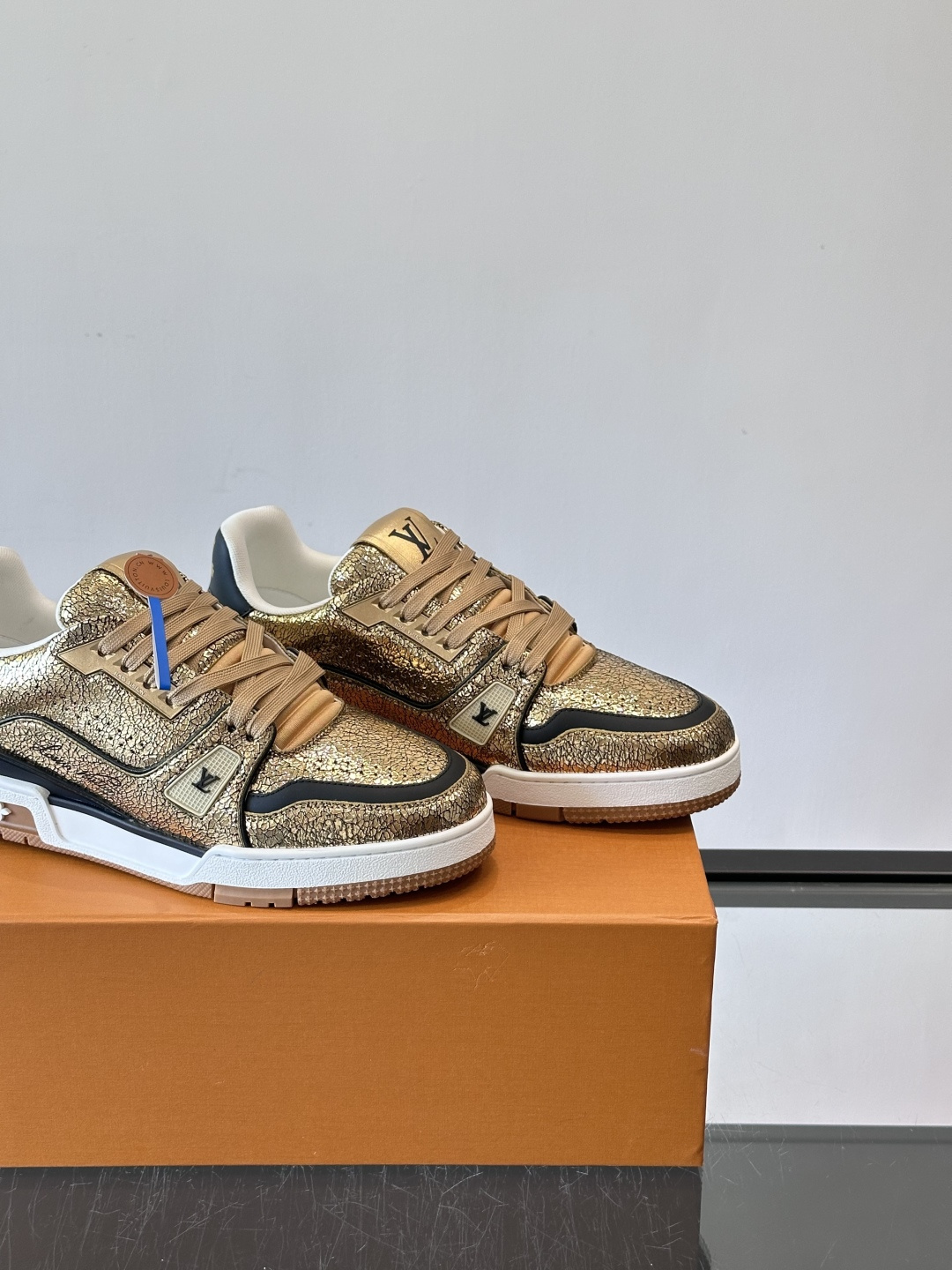 LV Trainer情侣款👫金属银运动鞋，液态镜面银材质，未来感满满！鞋面有经典Monogram压纹，细