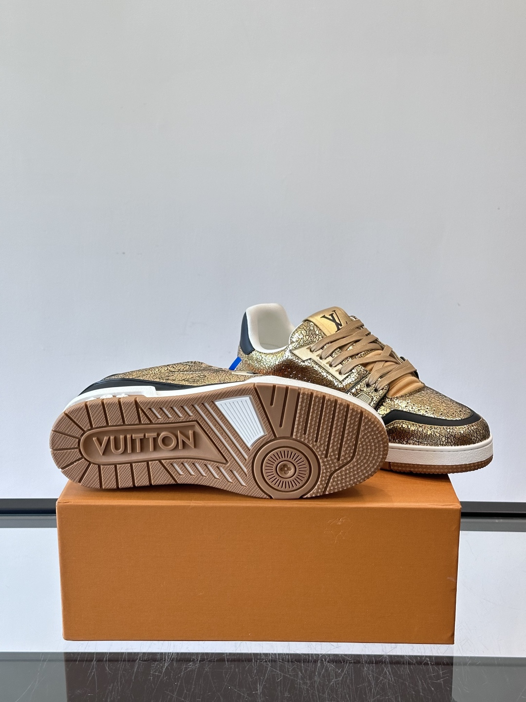 LV Trainer情侣款👫金属银运动鞋，液态镜面银材质，未来感满满！鞋面有经典Monogram压纹，细