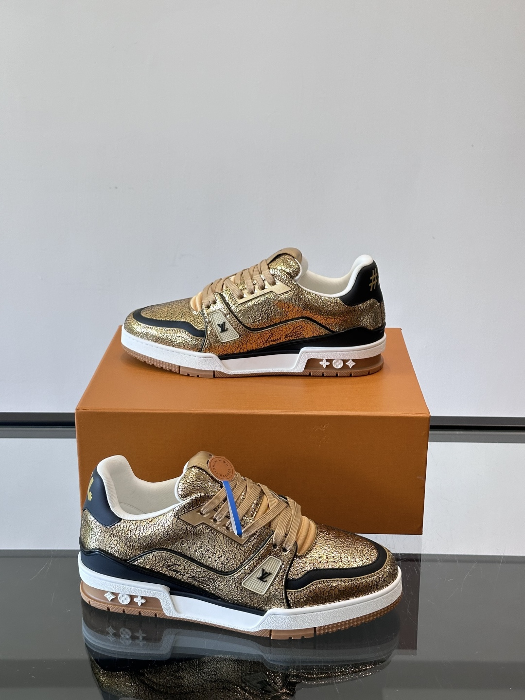 LV Trainer情侣款👫金属银运动鞋，液态镜面银材质，未来感满满！鞋面有经典Monogram压纹，细