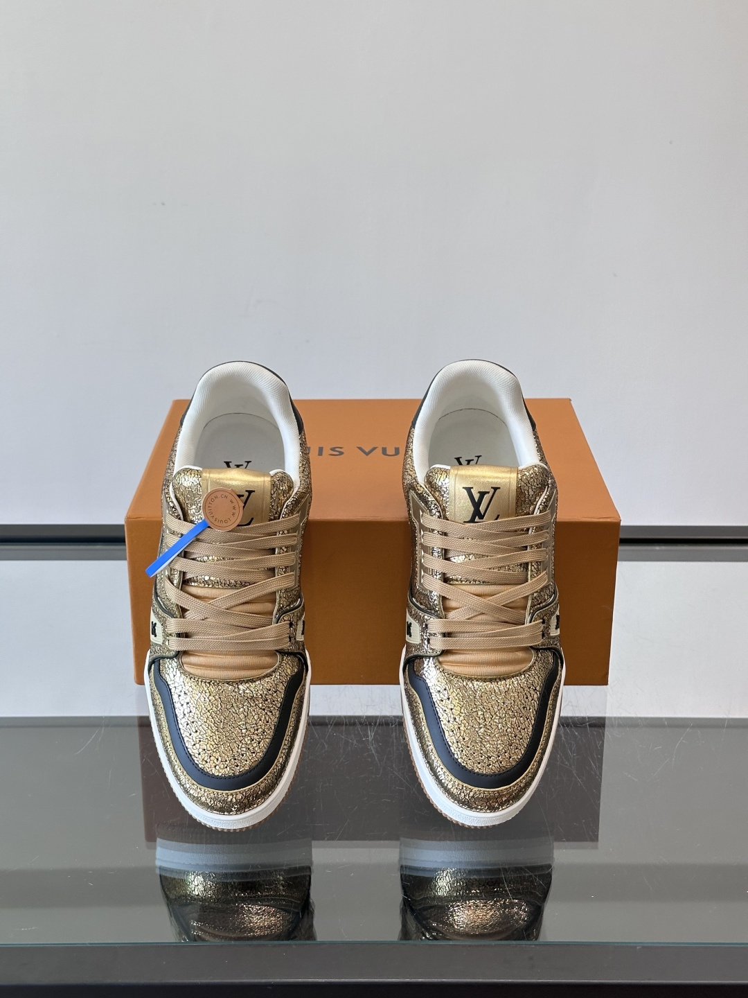 LV Trainer情侣款👫金属银运动鞋，液态镜面银材质，未来感满满！鞋面有经典Monogram压纹，细
