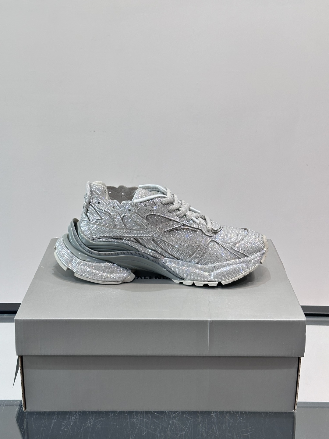 B巴黎世家3XL情侣款👫满钻老爹鞋💠，鞋面和鞋底都铺满闪亮水钻，奢华感爆棚！厚底设计不仅增高，还超有潮流