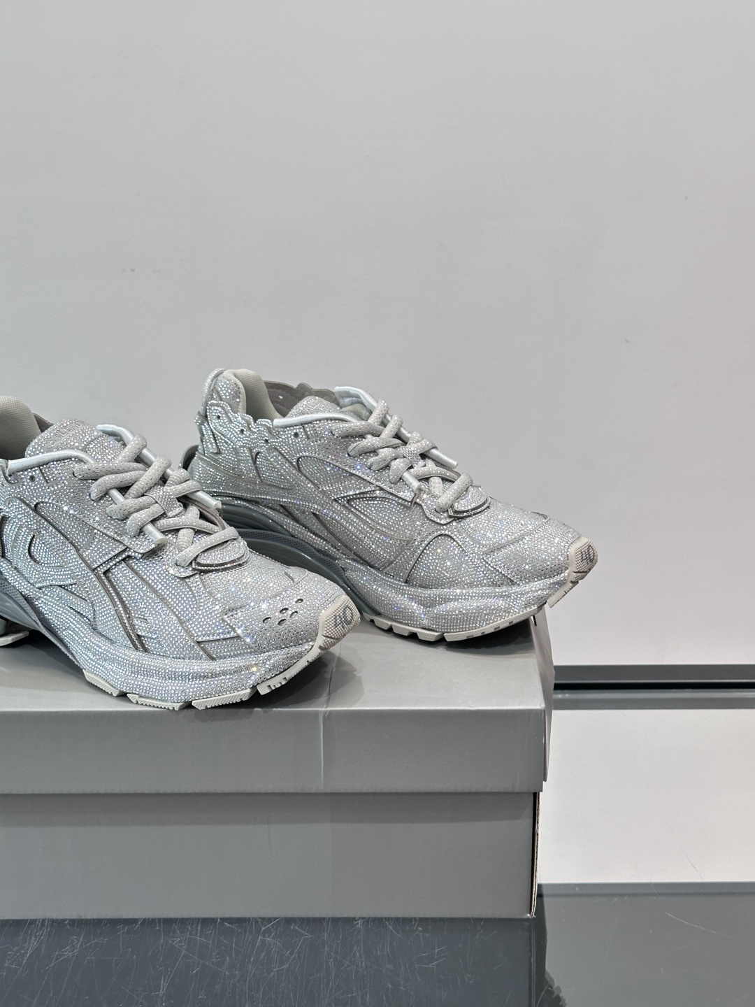 B巴黎世家3XL情侣款👫满钻老爹鞋💠，鞋面和鞋底都铺满闪亮水钻，奢华感爆棚！厚底设计不仅增高，还超有潮流