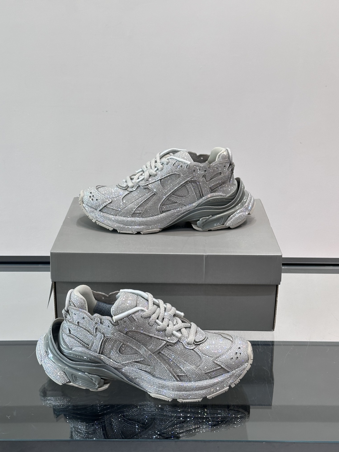 B巴黎世家3XL情侣款👫满钻老爹鞋💠，鞋面和鞋底都铺满闪亮水钻，奢华感爆棚！厚底设计不仅增高，还超有潮流