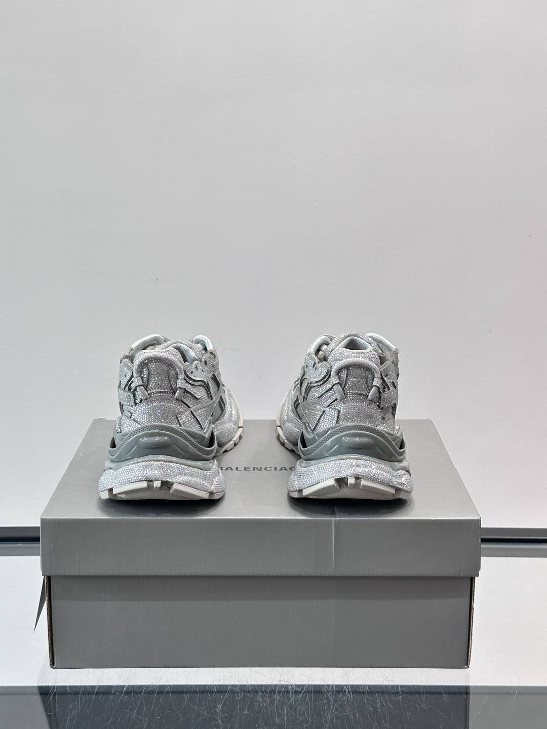 B巴黎世家3XL情侣款👫满钻老爹鞋💠，鞋面和鞋底都铺满闪亮水钻，奢华感爆棚！厚底设计不仅增高，还超有潮流