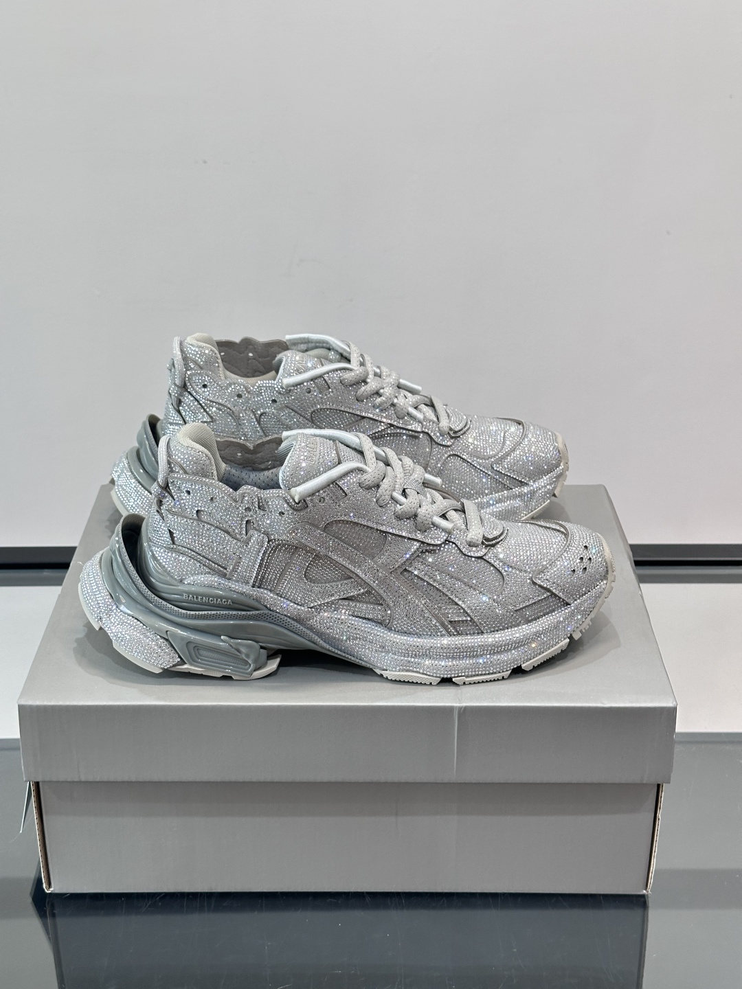 B巴黎世家3XL情侣款👫满钻老爹鞋💠，鞋面和鞋底都铺满闪亮水钻，奢华感爆棚！厚底设计不仅增高，还超有潮流