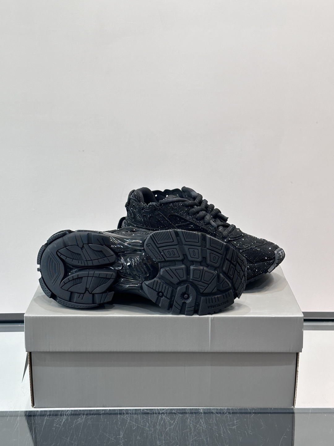 B巴黎世家3XL情侣款👫满钻老爹鞋💠，鞋面和鞋底都铺满闪亮水钻，奢华感爆棚！厚底设计不仅增高，还超有潮流