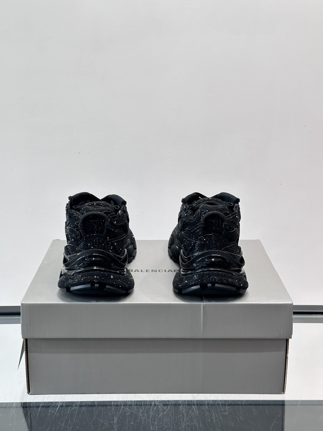 B巴黎世家3XL情侣款👫满钻老爹鞋💠，鞋面和鞋底都铺满闪亮水钻，奢华感爆棚！厚底设计不仅增高，还超有潮流