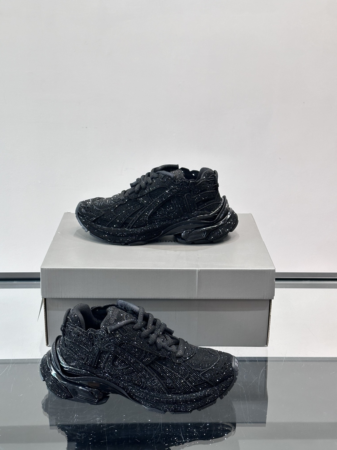 B巴黎世家3XL情侣款👫满钻老爹鞋💠，鞋面和鞋底都铺满闪亮水钻，奢华感爆棚！厚底设计不仅增高，还超有潮流