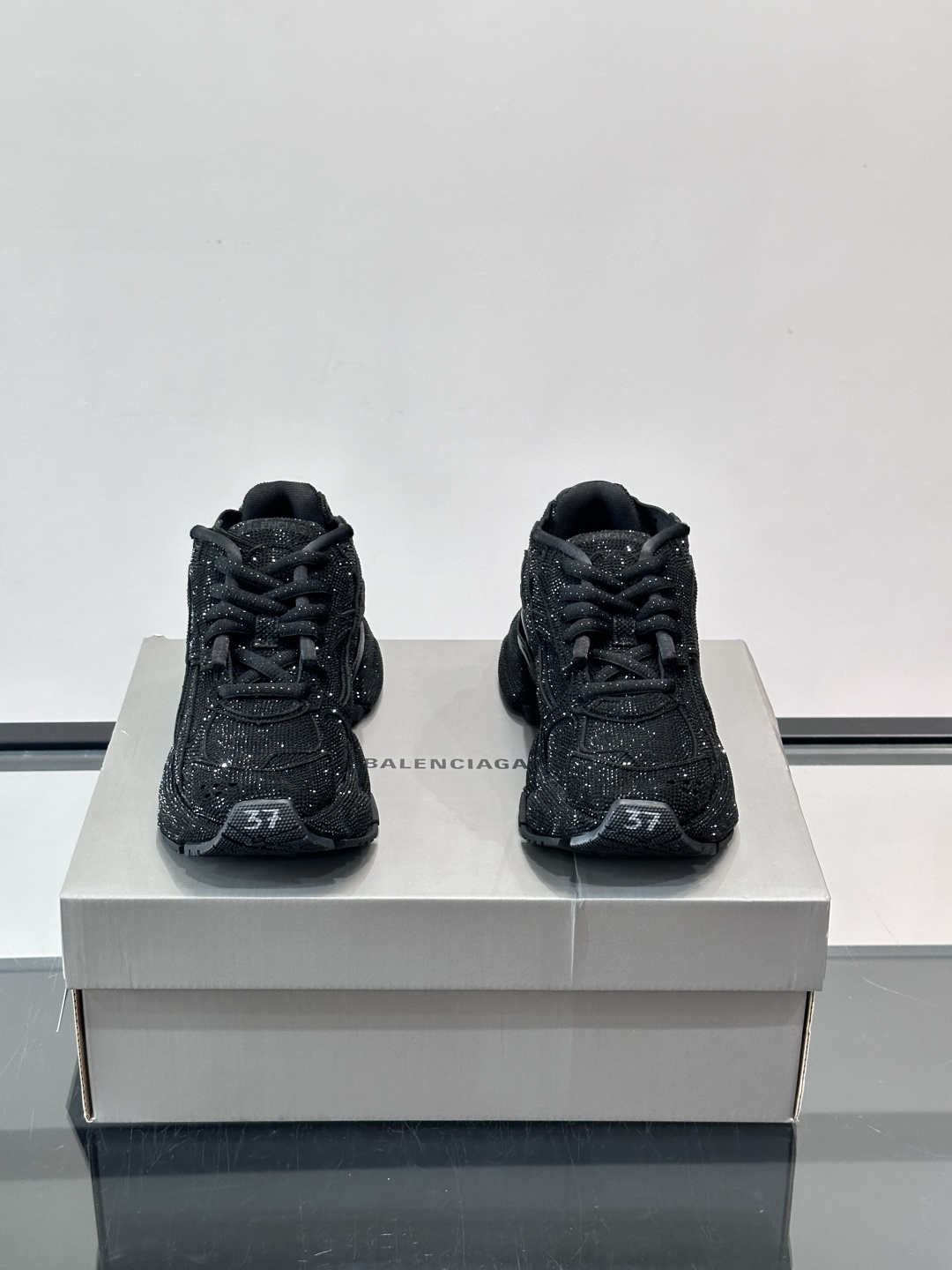 B巴黎世家3XL情侣款👫满钻老爹鞋💠，鞋面和鞋底都铺满闪亮水钻，奢华感爆棚！厚底设计不仅增高，还超有潮流