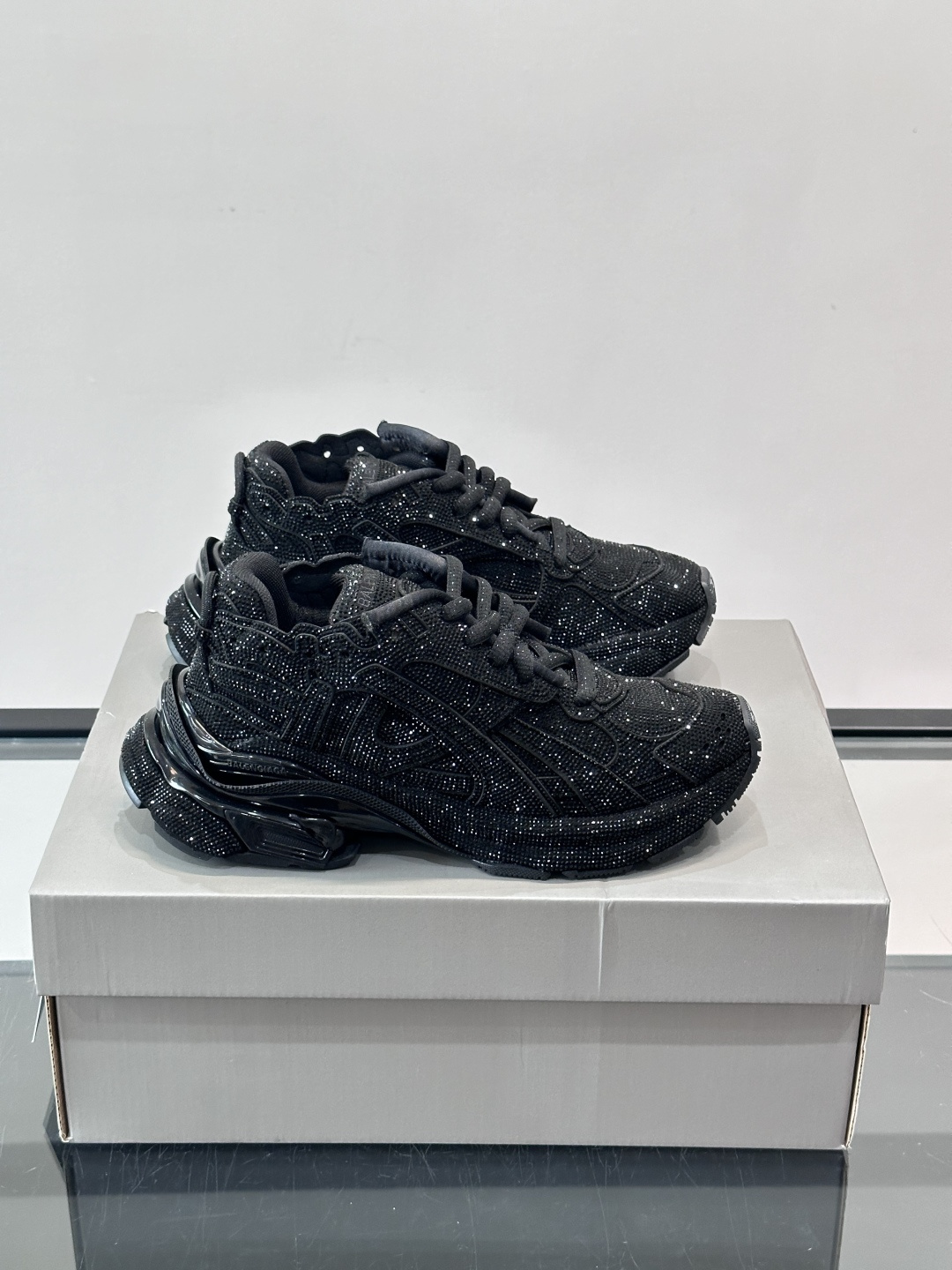 B巴黎世家3XL情侣款👫满钻老爹鞋💠，鞋面和鞋底都铺满闪亮水钻，奢华感爆棚！厚底设计不仅增高，还超有潮流