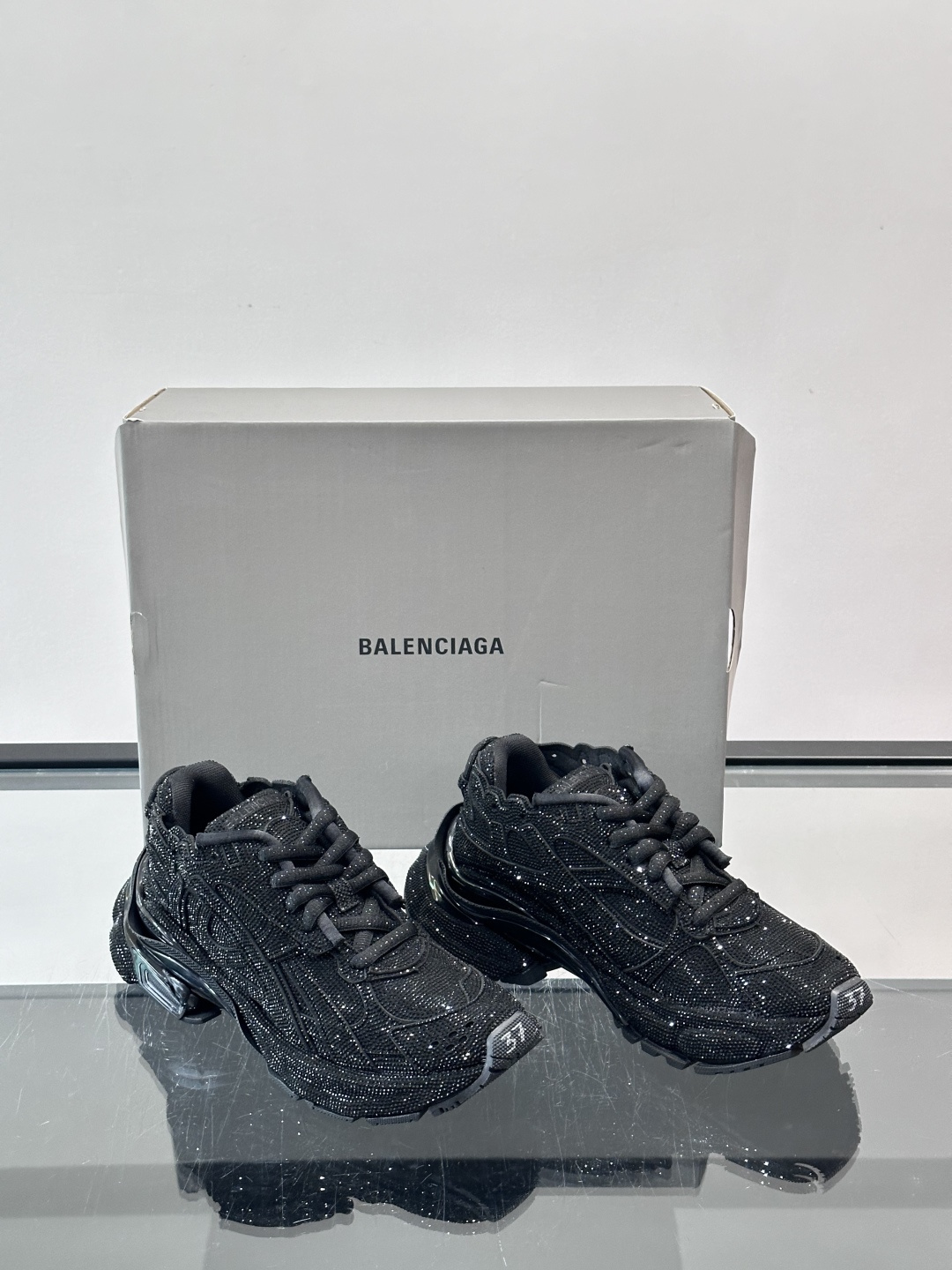 B巴黎世家3XL情侣款👫满钻老爹鞋💠，鞋面和鞋底都铺满闪亮水钻，奢华感爆棚！厚底设计不仅增高，还超有潮流