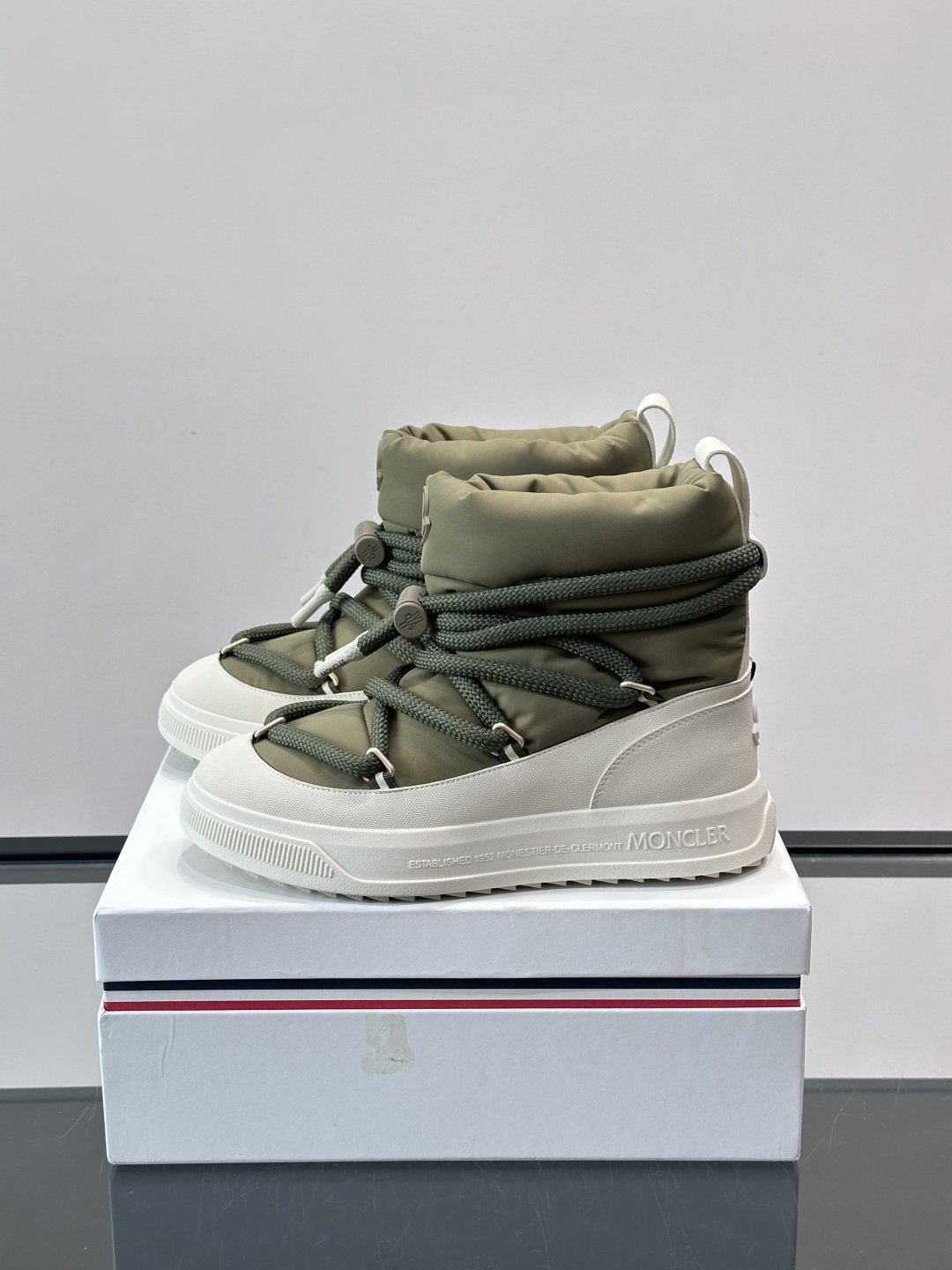 Moncler Altive Mid 雪地靴Moncler 2025秋冬Altive Mid雪地靴，采用