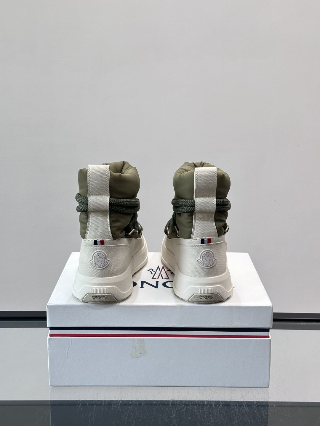 Moncler Altive Mid 雪地靴Moncler 2025秋冬Altive Mid雪地靴，采用