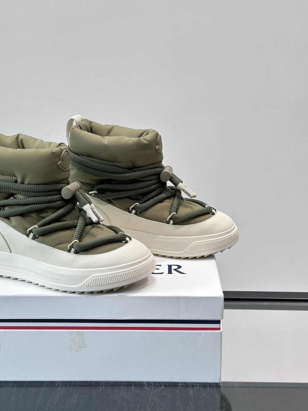 Moncler Altive Mid 雪地靴Moncler 2025秋冬Altive Mid雪地靴，采用