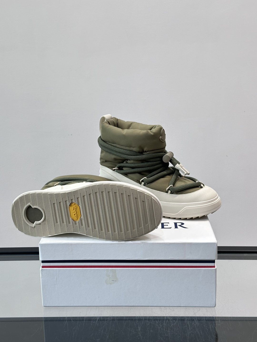 Moncler Altive Mid 雪地靴Moncler 2025秋冬Altive Mid雪地靴，采用