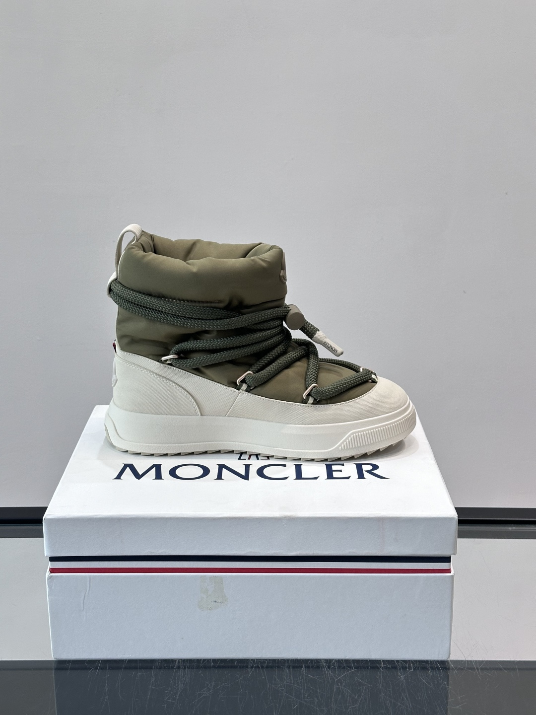 Moncler Altive Mid 雪地靴Moncler 2025秋冬Altive Mid雪地靴，采用