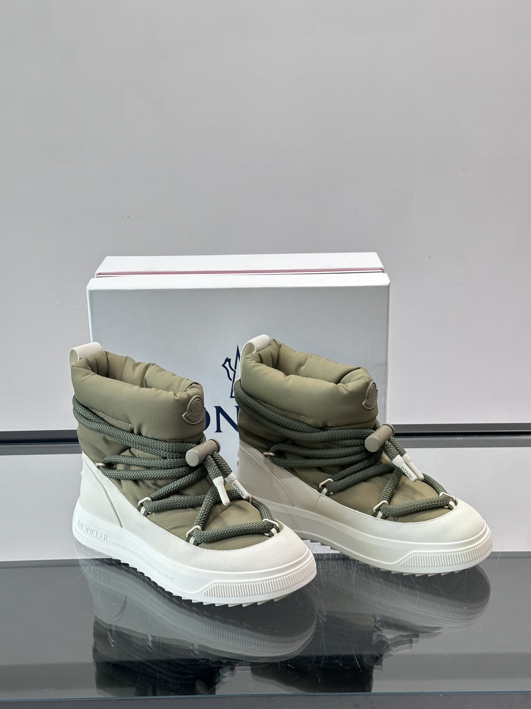 Moncler Altive Mid 雪地靴Moncler 2025秋冬Altive Mid雪地靴，采用