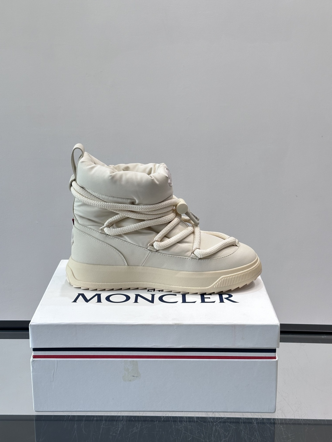 Moncler Altive Mid 雪地靴Moncler 2025秋冬Altive Mid雪地靴，采用