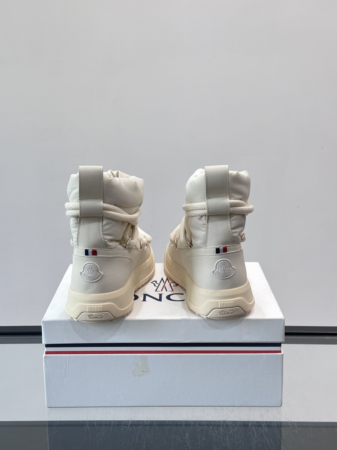 Moncler Altive Mid 雪地靴Moncler 2025秋冬Altive Mid雪地靴，采用