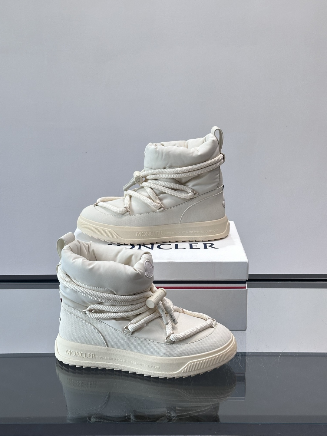 Moncler Altive Mid 雪地靴Moncler 2025秋冬Altive Mid雪地靴，采用