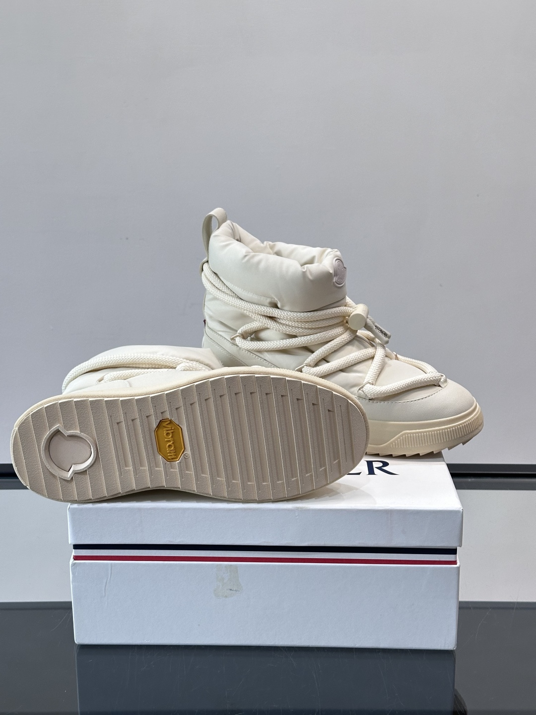 Moncler Altive Mid 雪地靴Moncler 2025秋冬Altive Mid雪地靴，采用