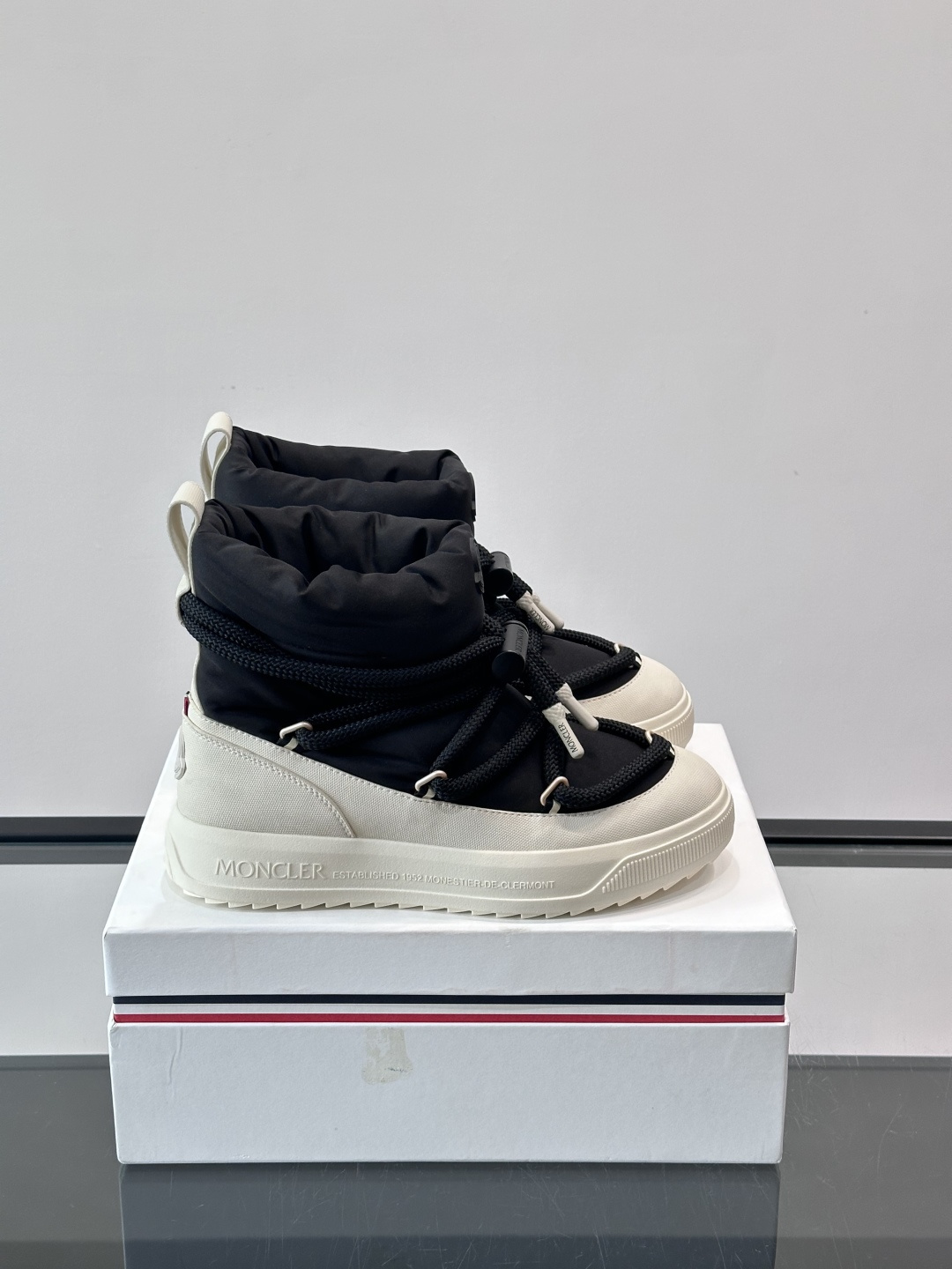 Moncler Altive Mid 雪地靴Moncler 2025秋冬Altive Mid雪地靴，采用