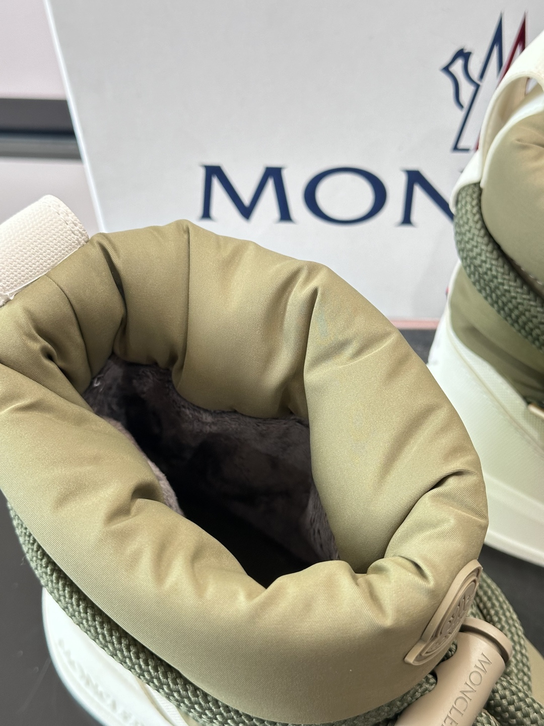 Moncler Altive Mid 雪地靴Moncler 2025秋冬Altive Mid雪地靴，采用