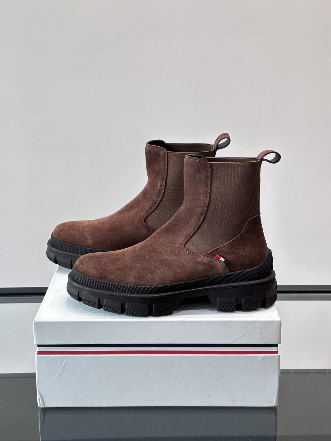 Moncler蒙口秋冬高帮男靴，是个性鲜明的男性单品，采用柔软牛皮制成，户外休闲有范，大底采用TPU+橡