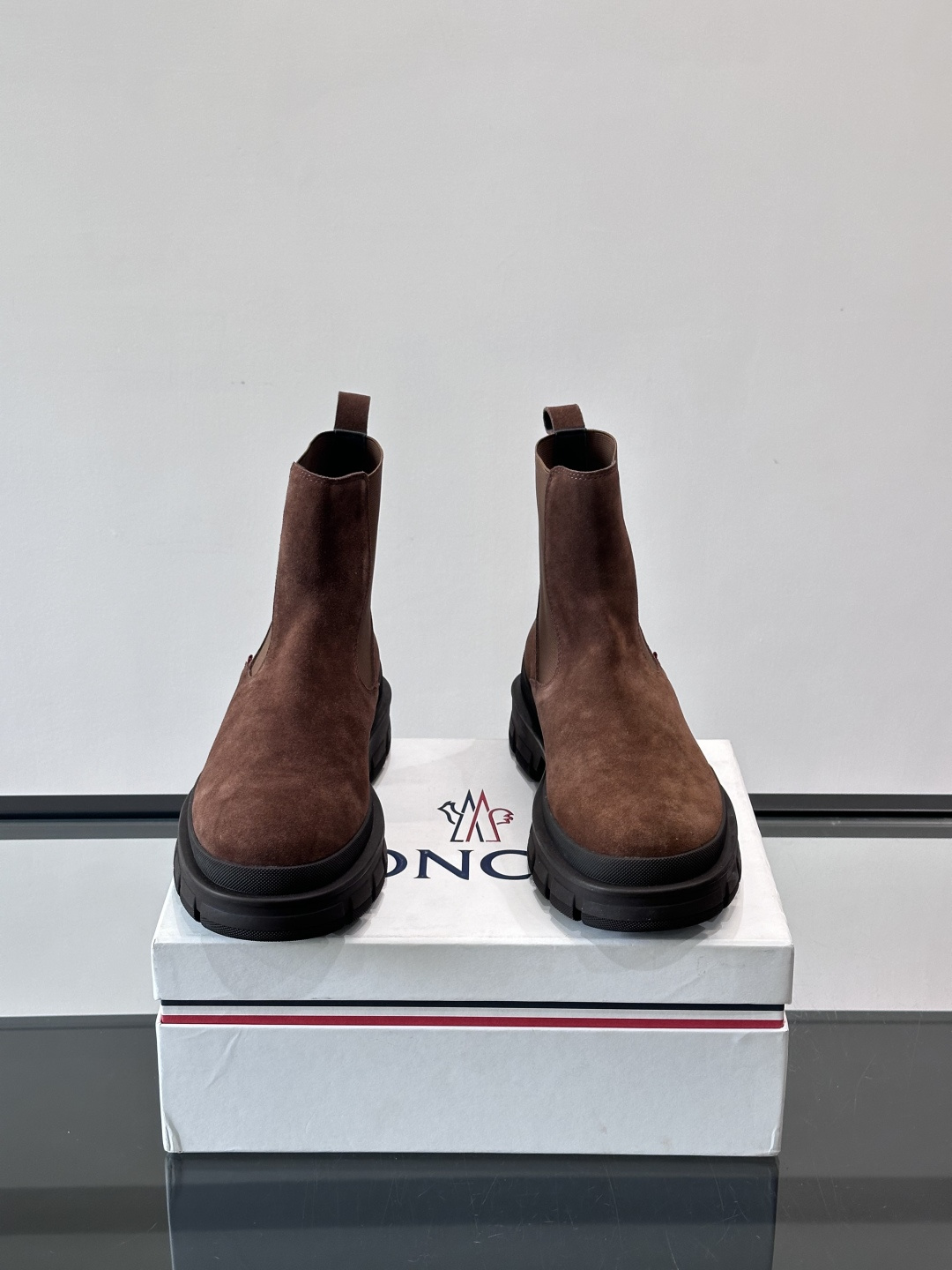 Moncler蒙口秋冬高帮男靴，是个性鲜明的男性单品，采用柔软牛皮制成，户外休闲有范，大底采用TPU+橡